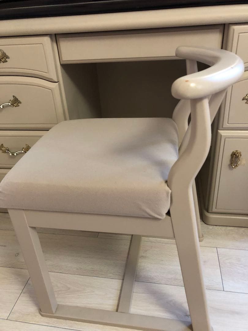 ベージュドレッサー・ミラー、椅子付き