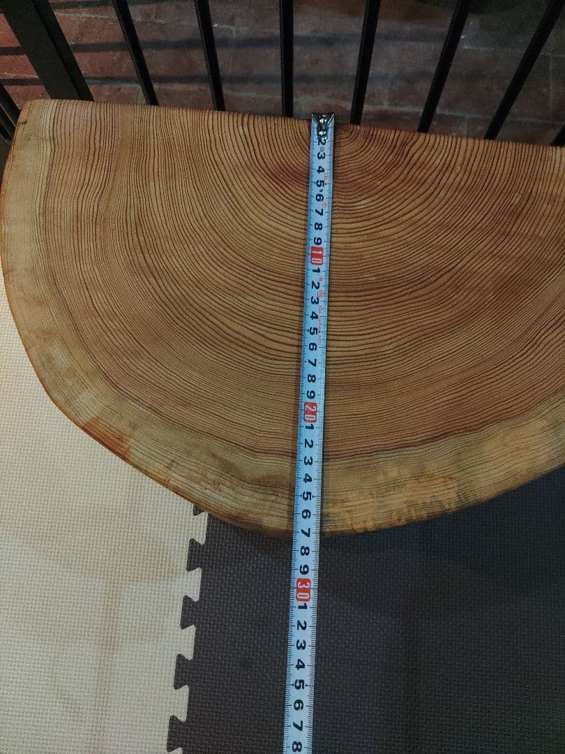 杉の半割り丸太のくりぬきスツール