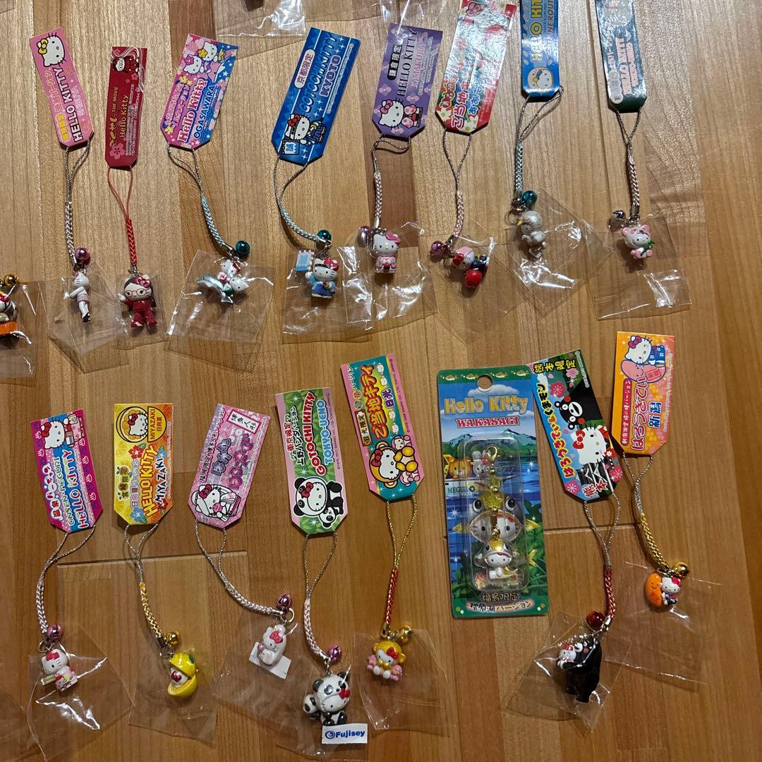 【新品未使用】ハローキティご当地ストラップ35個セット
