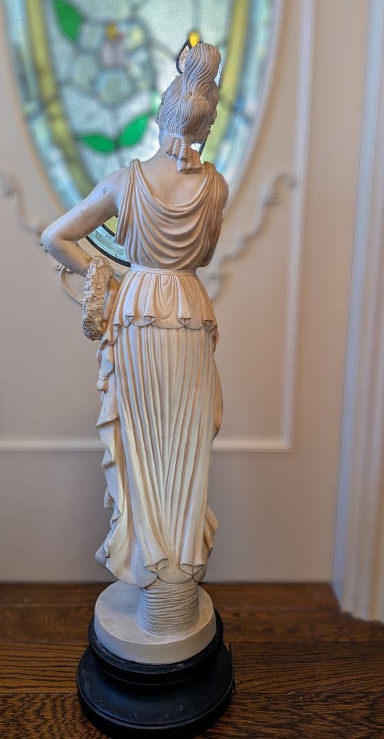 ギリシャ・ローマ彫刻② 花輪を持つ女性像 - メルカリ