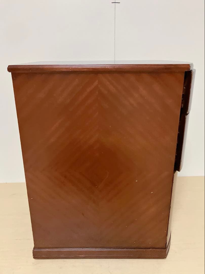 アンティーク調　キャスター付き　木製サイドテーブル　キャビネット　エンドテーブル