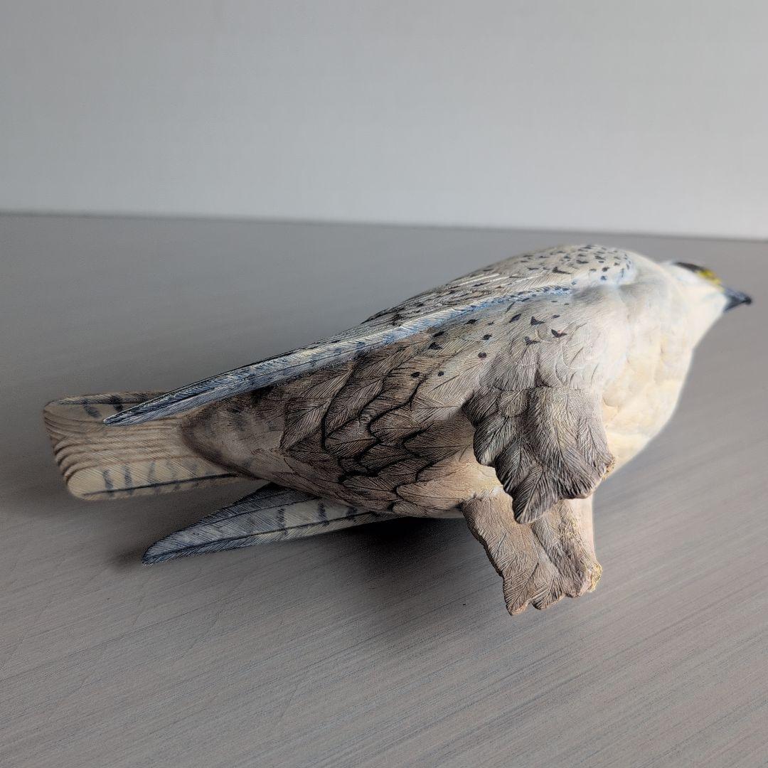猛禽類の彫刻　　シロハヤブサ 　　バードカービング　木彫りの野鳥　野鳥彫刻