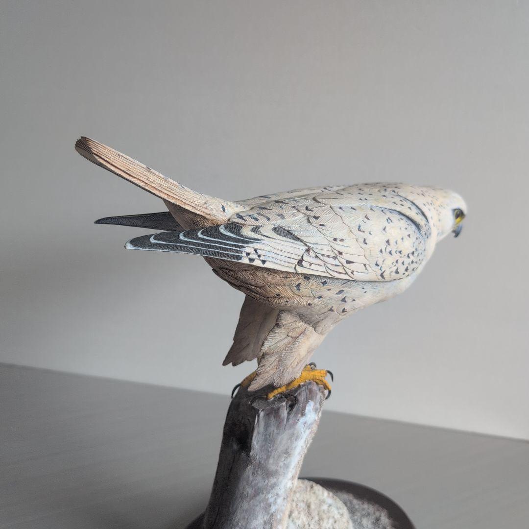 猛禽類の彫刻　　シロハヤブサ 　　バードカービング　木彫りの野鳥　野鳥彫刻