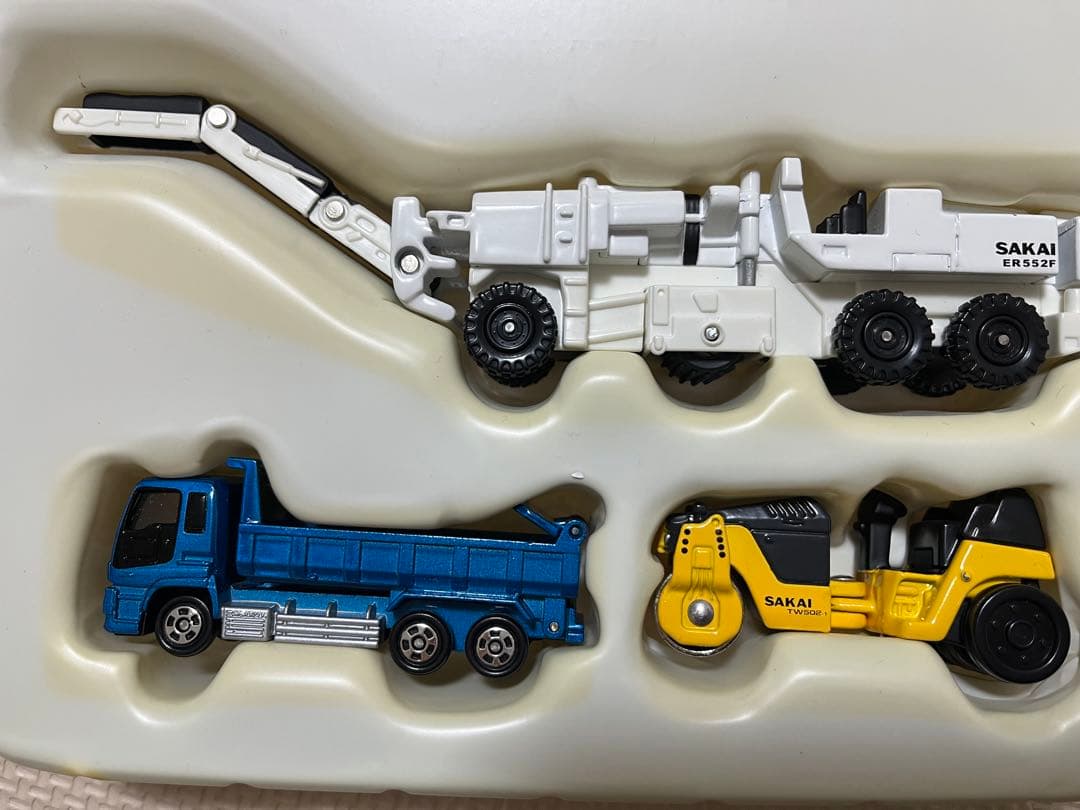 トミカ　道路工事セット　ロードカッタ　ダンプカー　振動ローラー