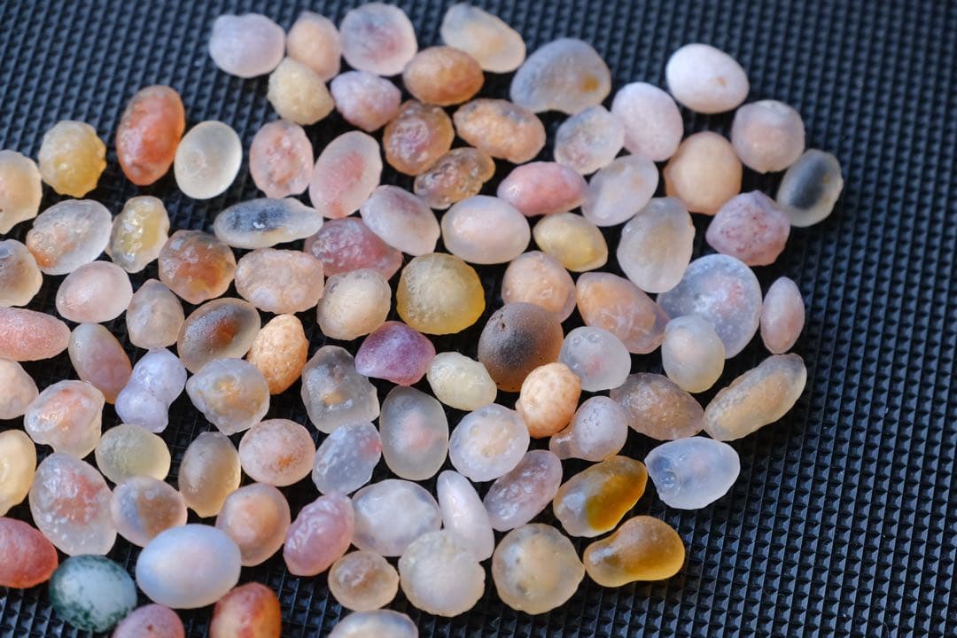 ゴビ石−1400 ゴビ瑪瑙　原石　極小粒　カラーフル