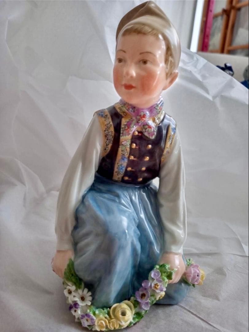 尚　　ロイヤルコペンハーゲン　フィギュリン　陶器人形　民族衣装シリーズ