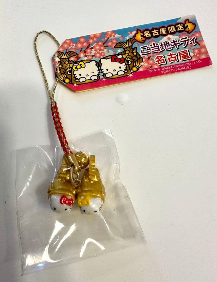 ご当地キティ 名古屋限定 金のシャチホコ ツイン 根付け - メルカリ