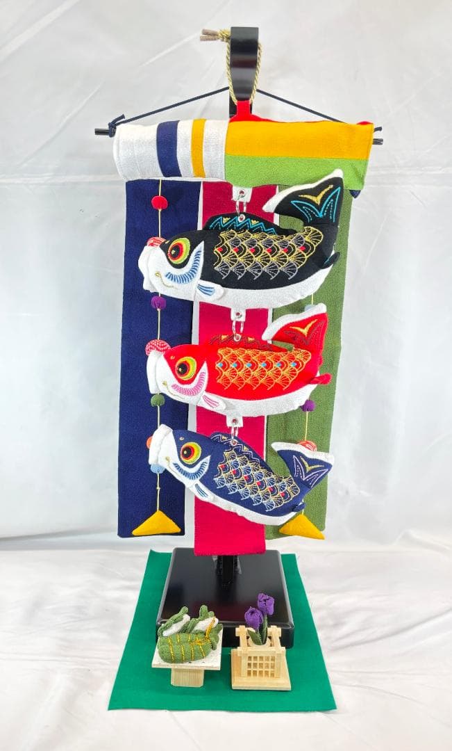 ちりめん鯉のぼり 三色特小(ｃ) ちまき・あやめ付き タペストリー式スタンド付