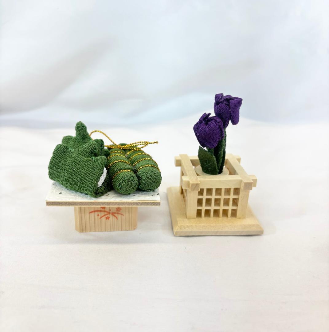 ちりめん鯉のぼり 三色特小(ｃ) ちまき・あやめ付き タペストリー式スタンド付