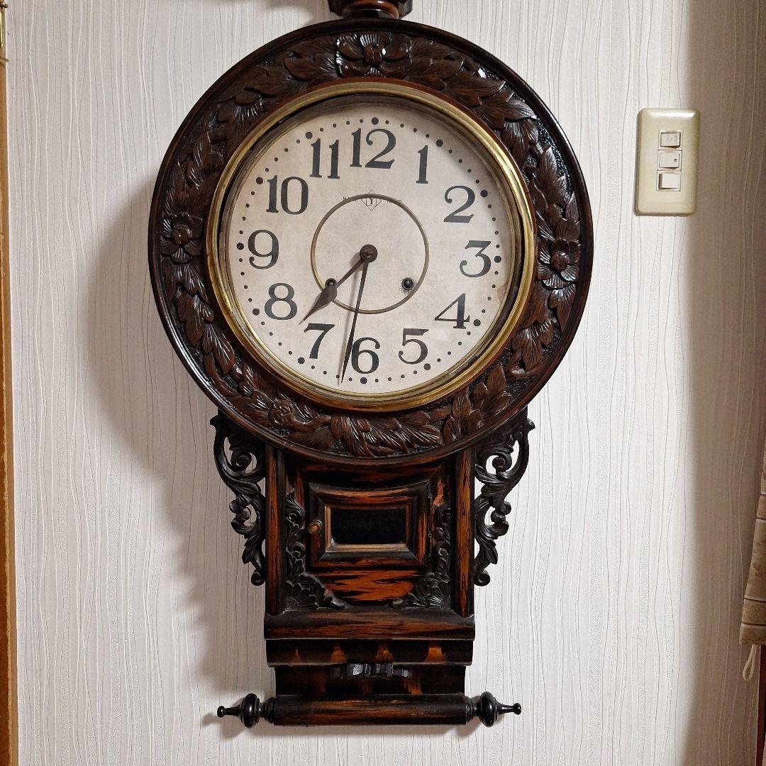 323 彫刻装飾の木製壁掛け時計