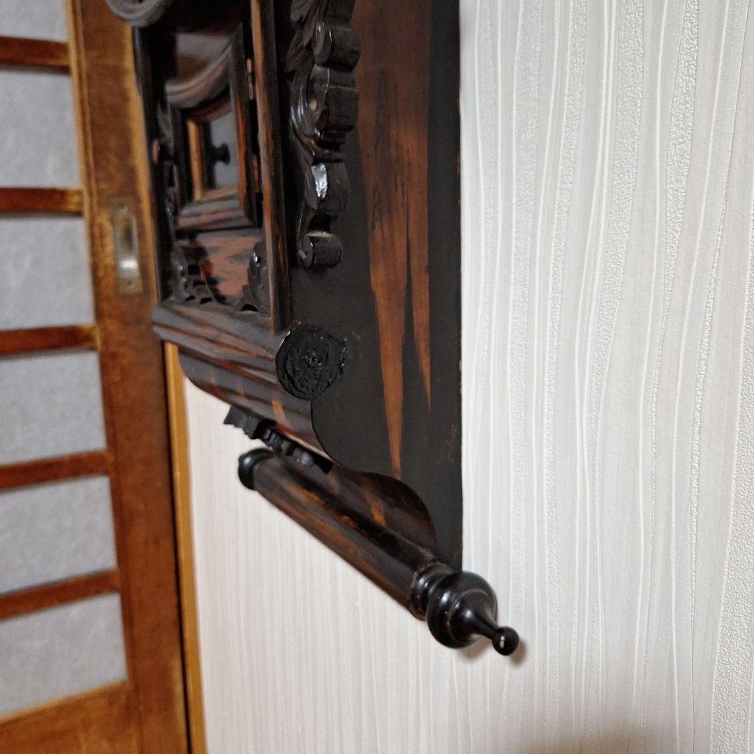 323 彫刻装飾の木製壁掛け時計