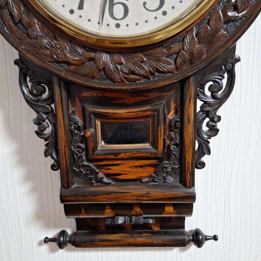 323 彫刻装飾の木製壁掛け時計