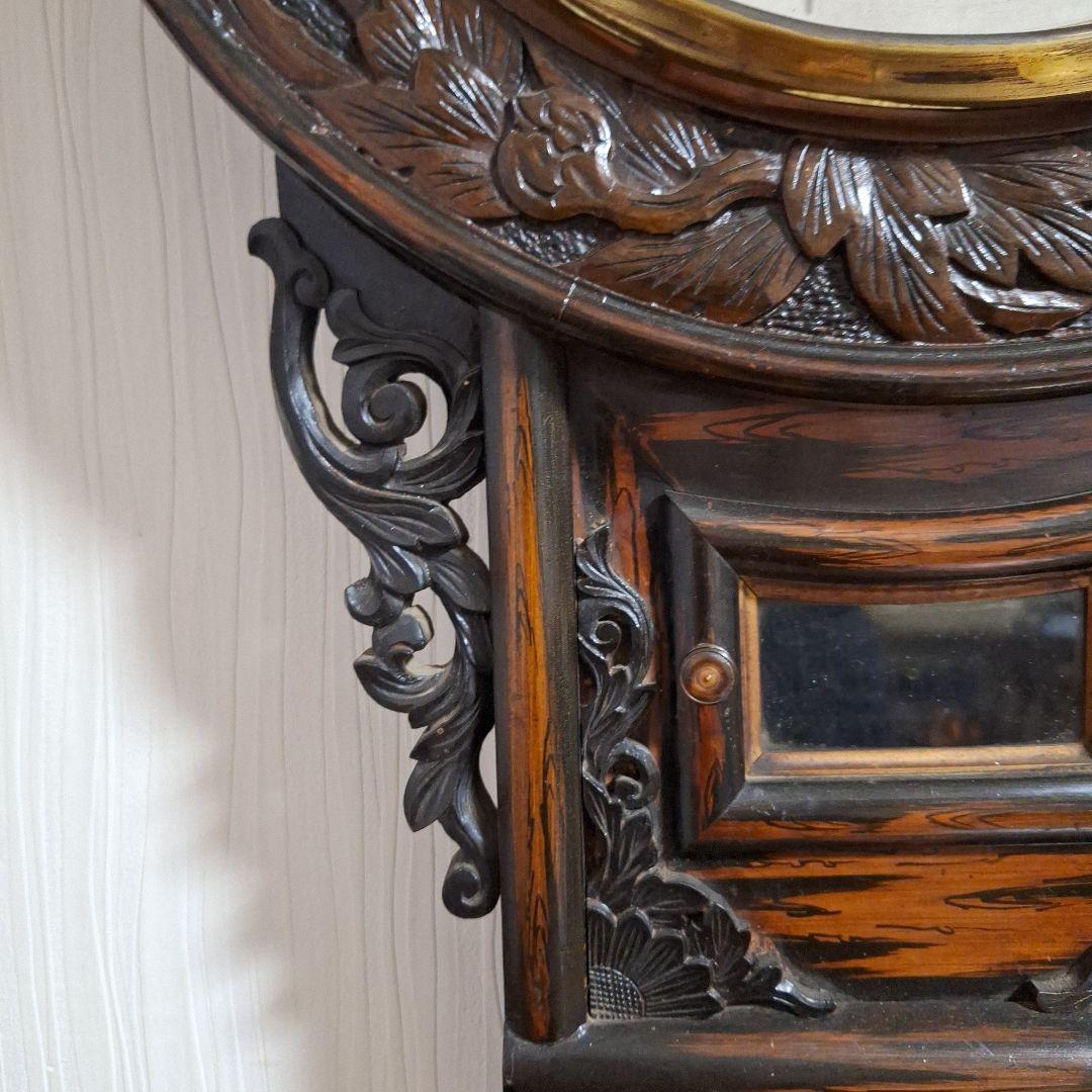 323 彫刻装飾の木製壁掛け時計