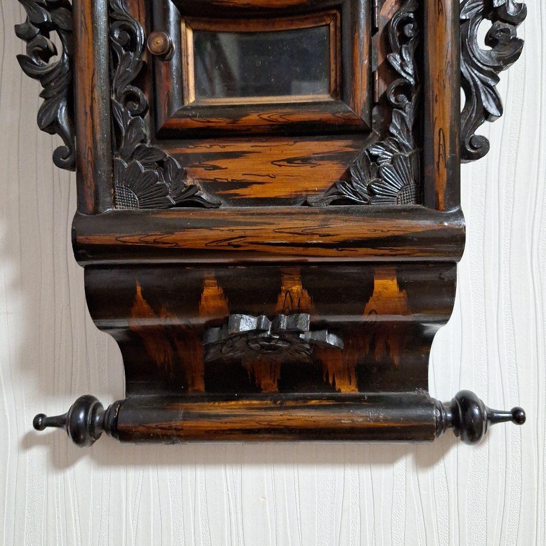 323 彫刻装飾の木製壁掛け時計