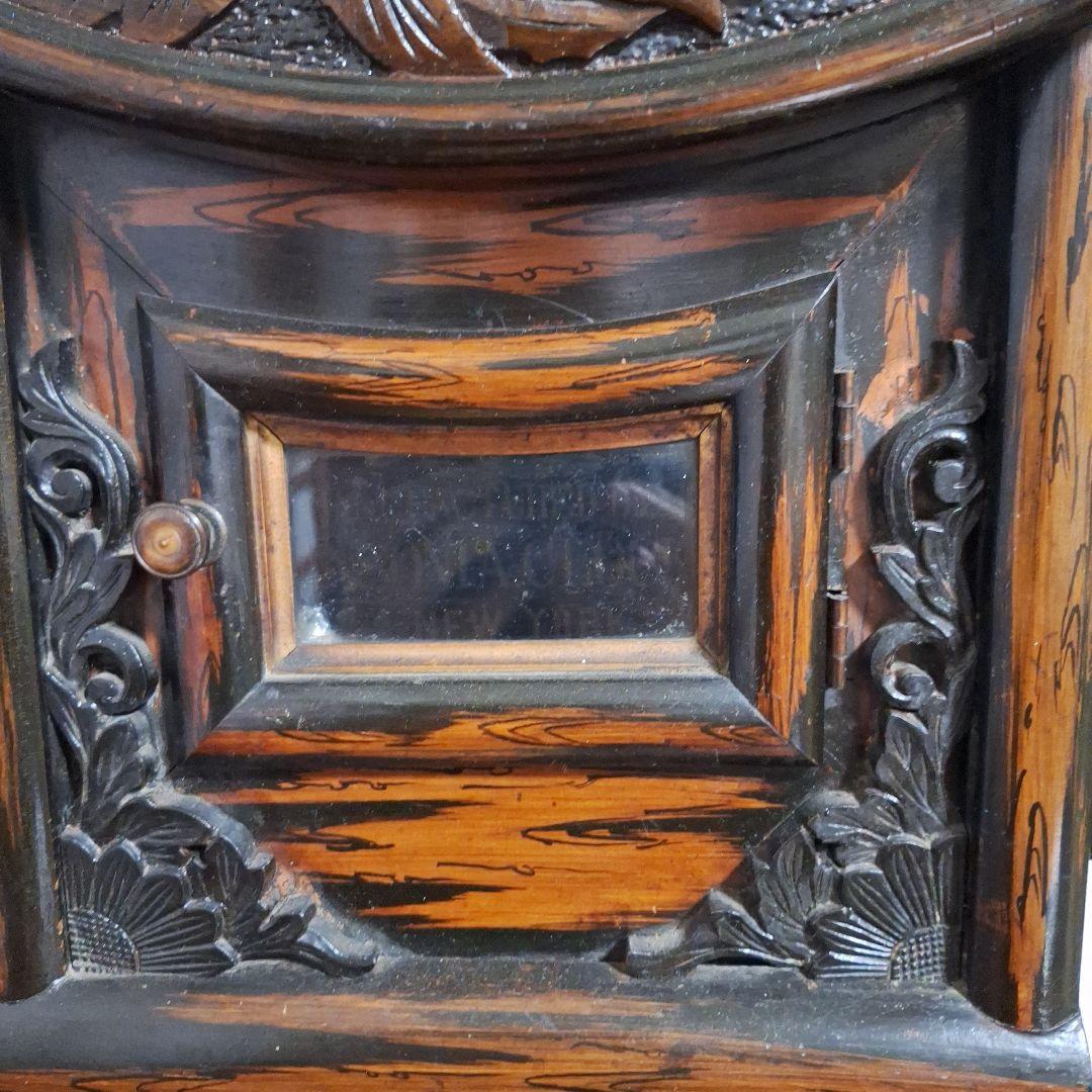 323 彫刻装飾の木製壁掛け時計