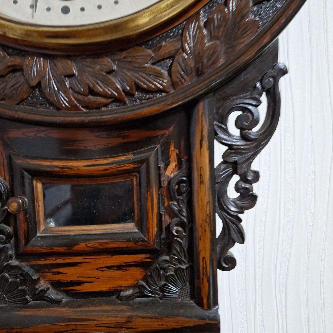 323 彫刻装飾の木製壁掛け時計