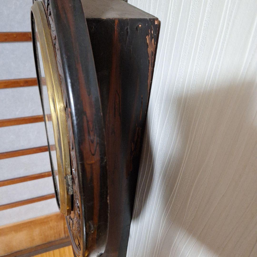 323 彫刻装飾の木製壁掛け時計