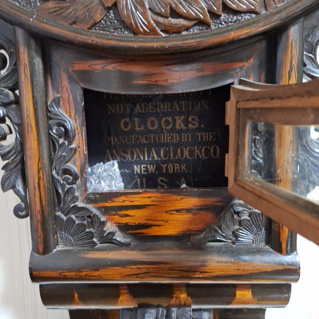 323 彫刻装飾の木製壁掛け時計