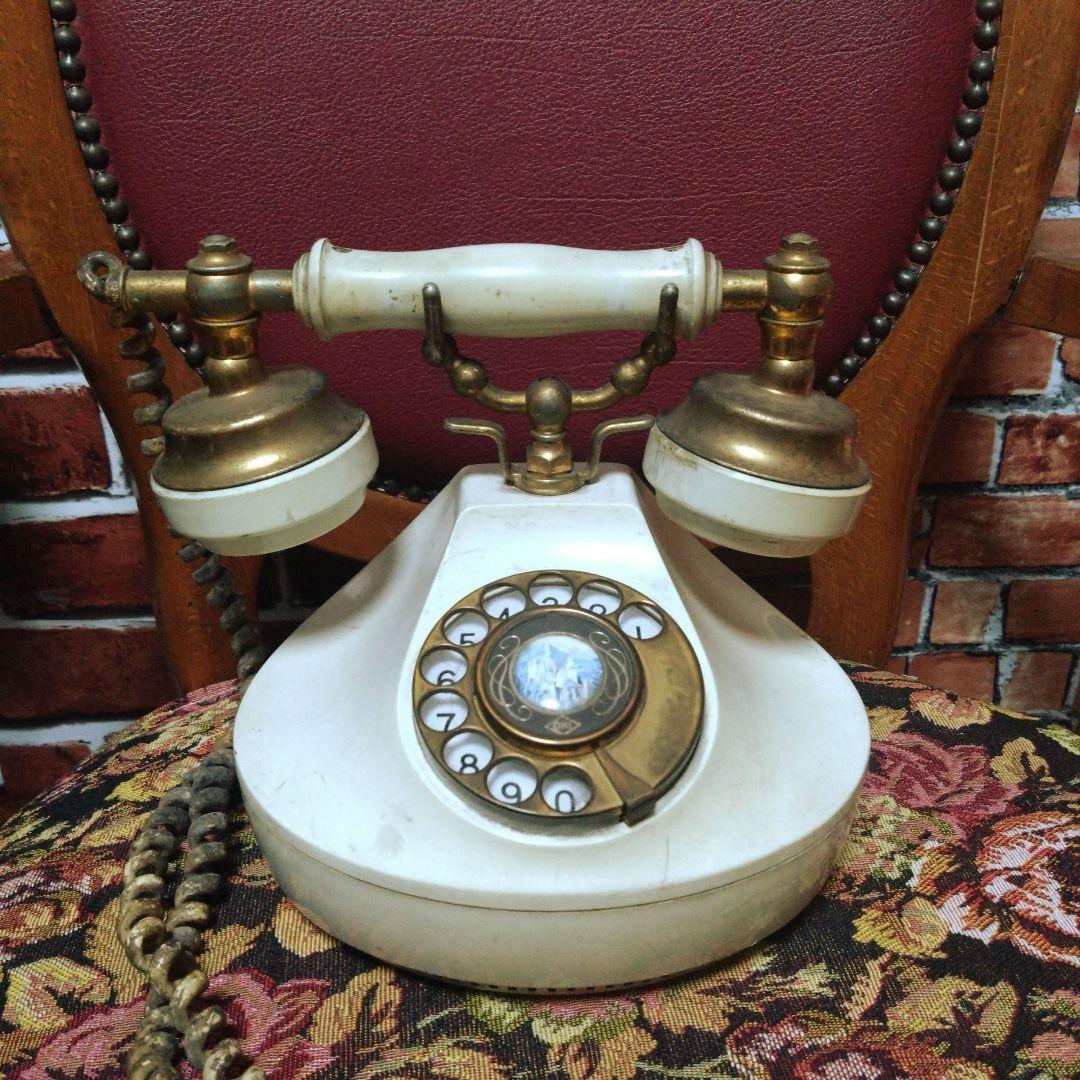 置物 antique telephone