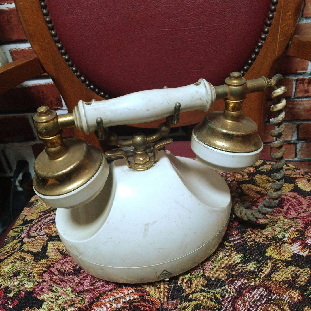 置物 antique telephone