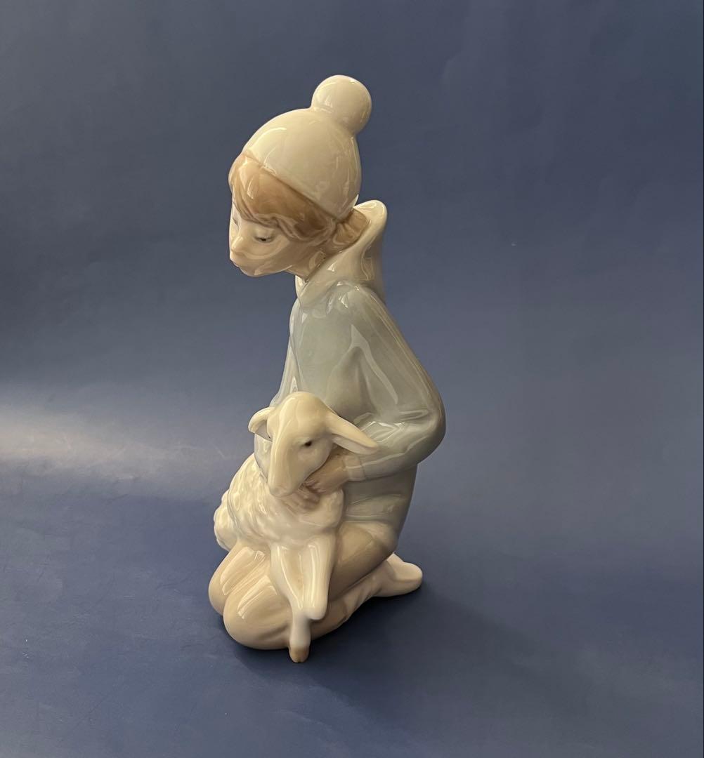 リヤドロ　子羊と一緒　陶器人形