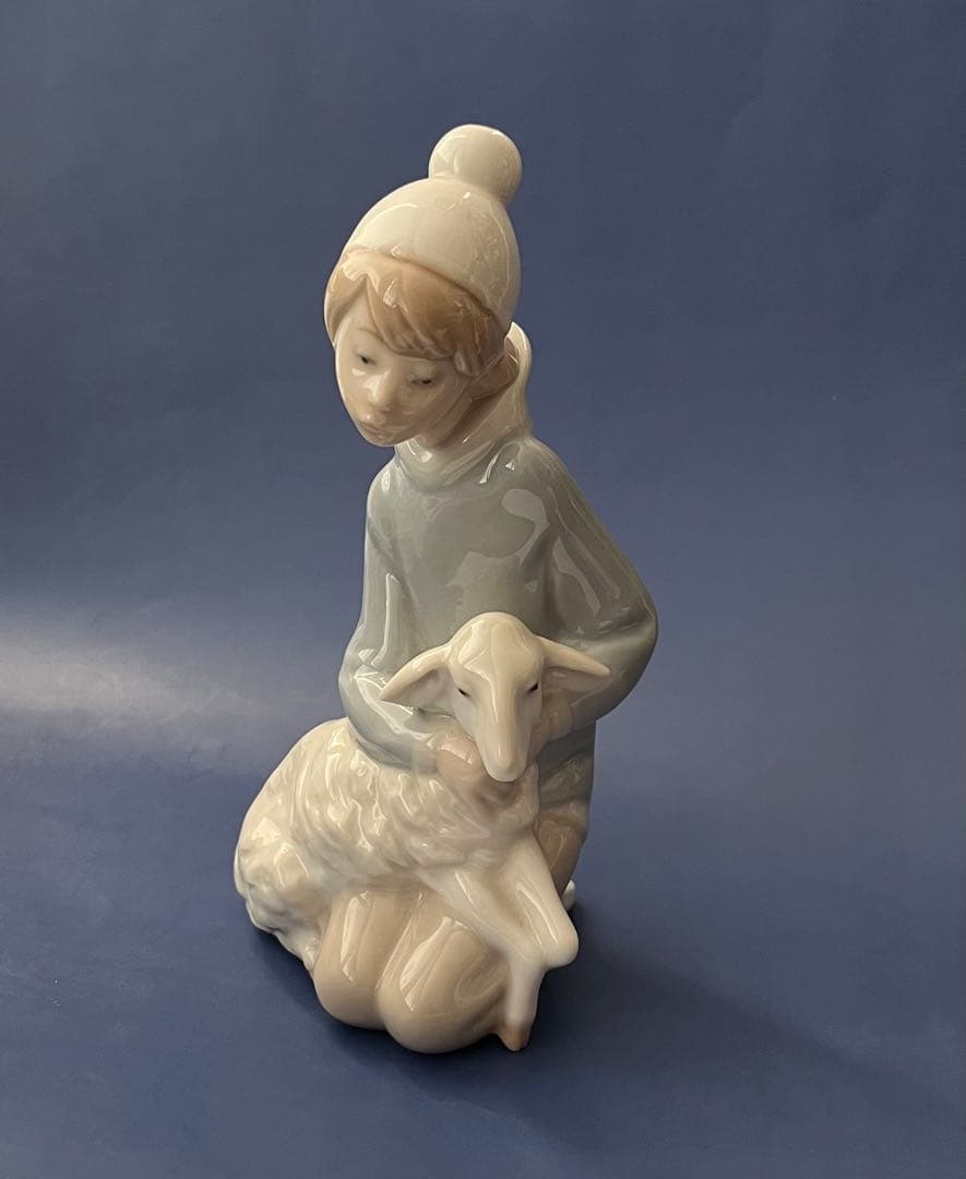 リヤドロ　子羊と一緒　陶器人形
