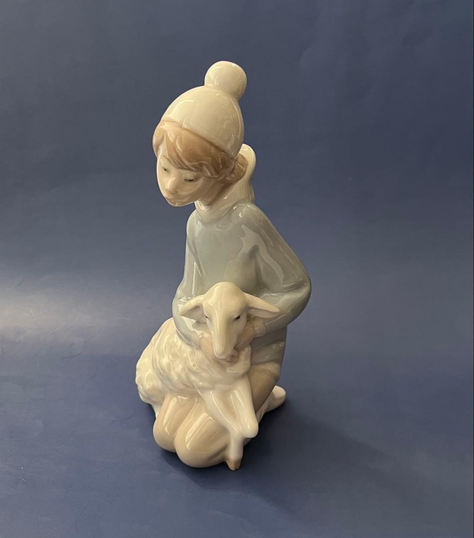 リヤドロ　子羊と一緒　陶器人形