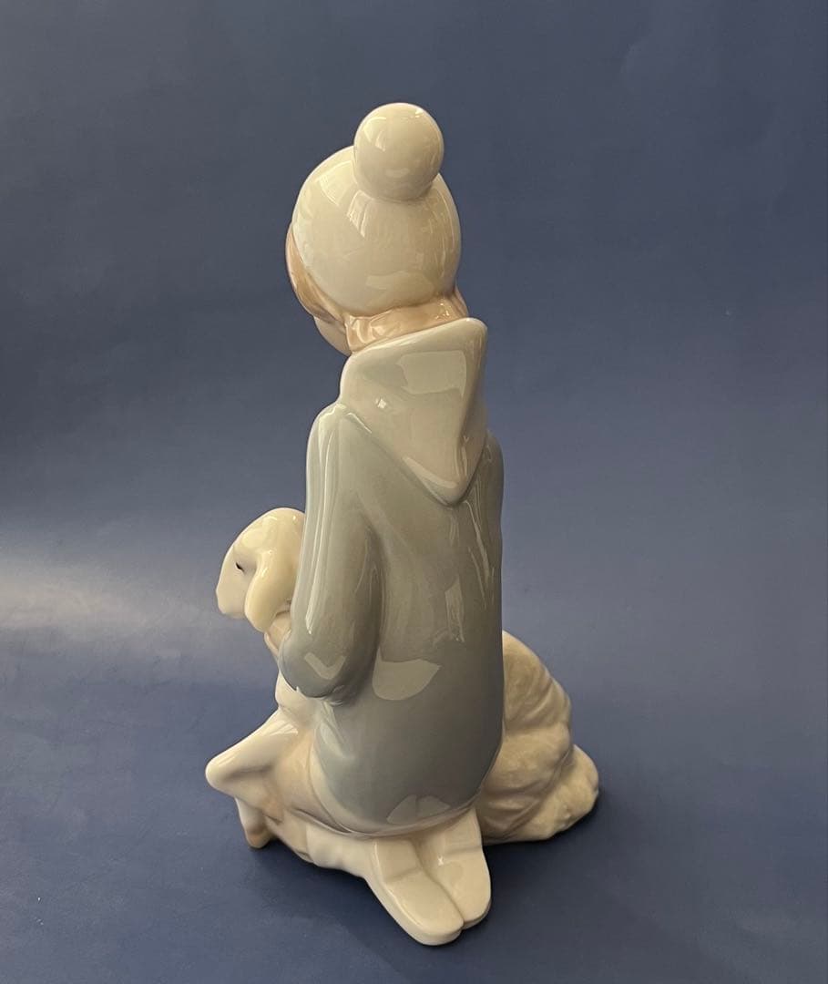 リヤドロ　子羊と一緒　陶器人形