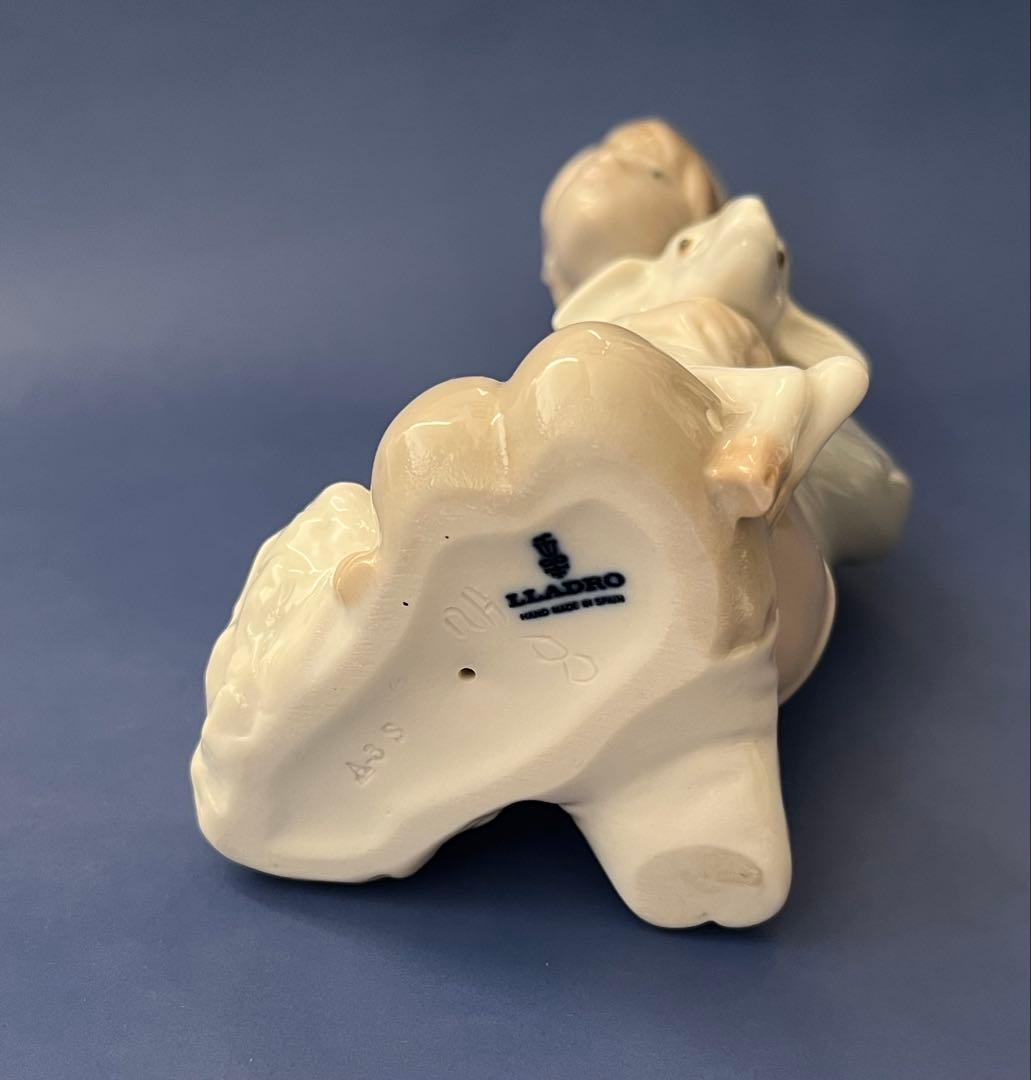 リヤドロ　子羊と一緒　陶器人形