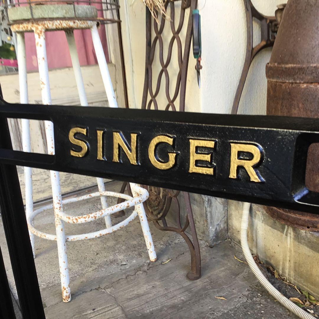 SINGER職業用足踏みミシン鉄脚 大型 テーブルに！ - メルカリ