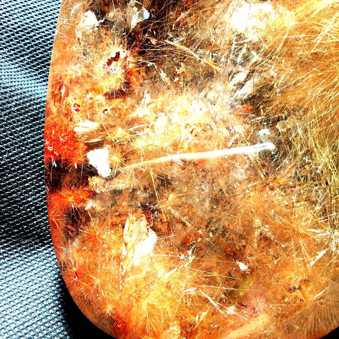 希少　個性強い　美しいガーデン赤茶色ルチルクォーツ　1.2キロ　置物　ライト付き