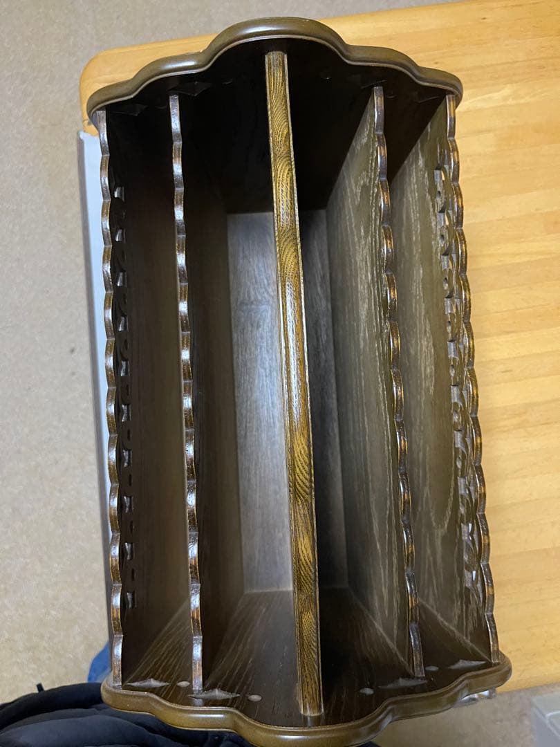 パリの雑貨屋シリーズのアンティーク調の木製マガジンラック