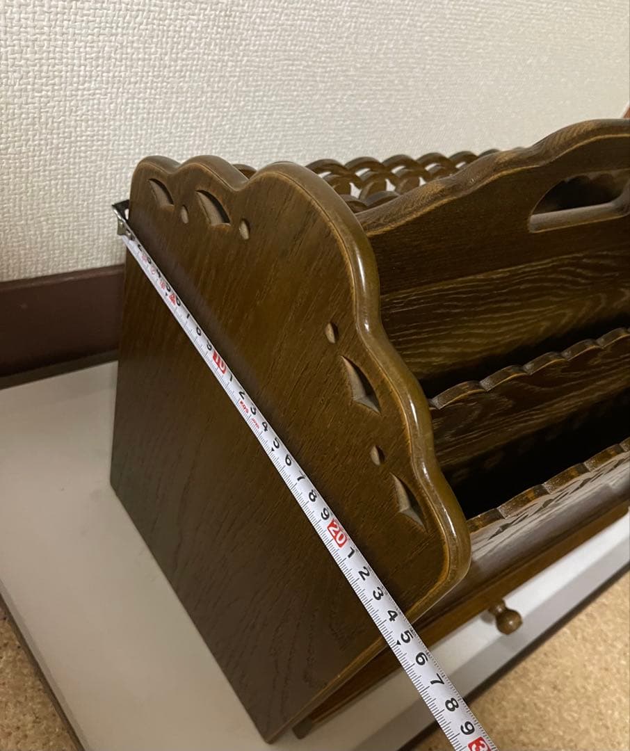 パリの雑貨屋シリーズのアンティーク調の木製マガジンラック