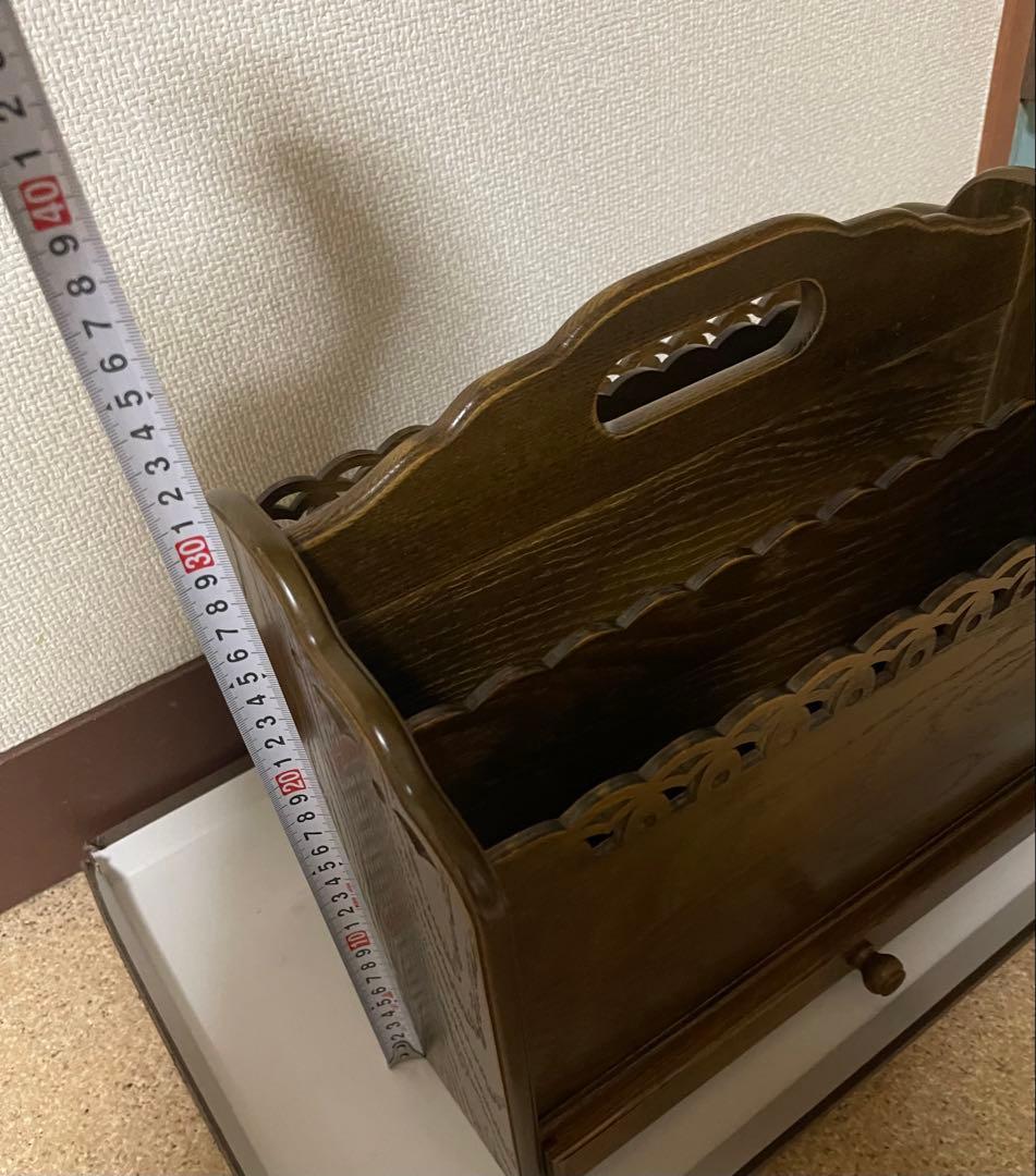 パリの雑貨屋シリーズのアンティーク調の木製マガジンラック