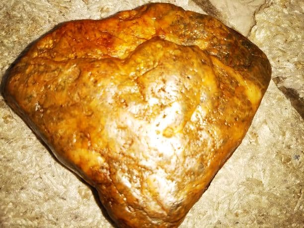 翡翠鉱と呼ばれる種類の原石です。