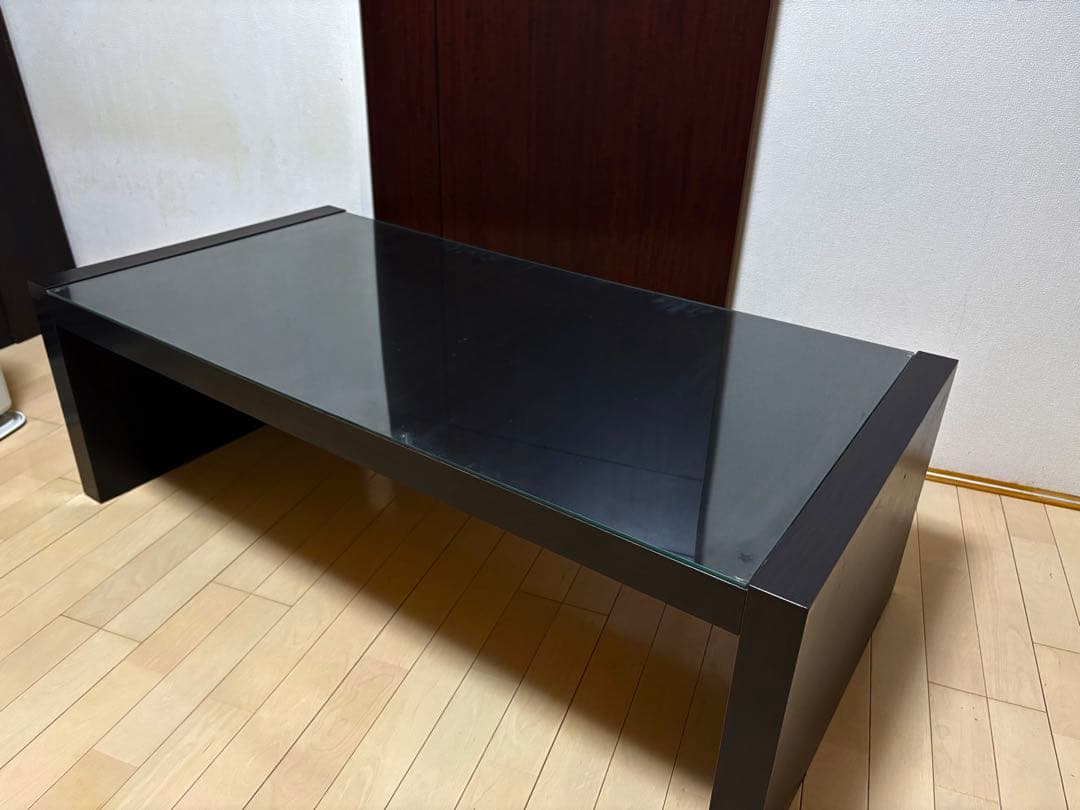 ガラストップのローテーブル