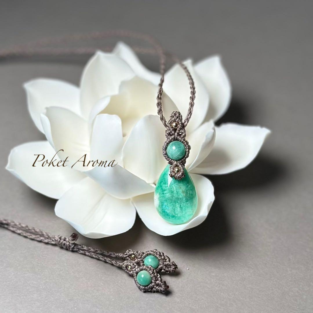 『翠郷』ライトカラーエメラルドのマクラメペンダントネックレス