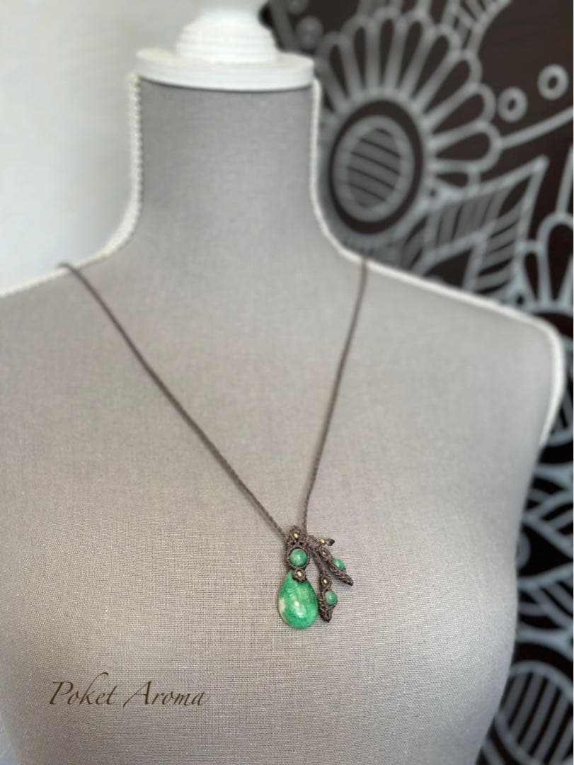 『翠郷』ライトカラーエメラルドのマクラメペンダントネックレス