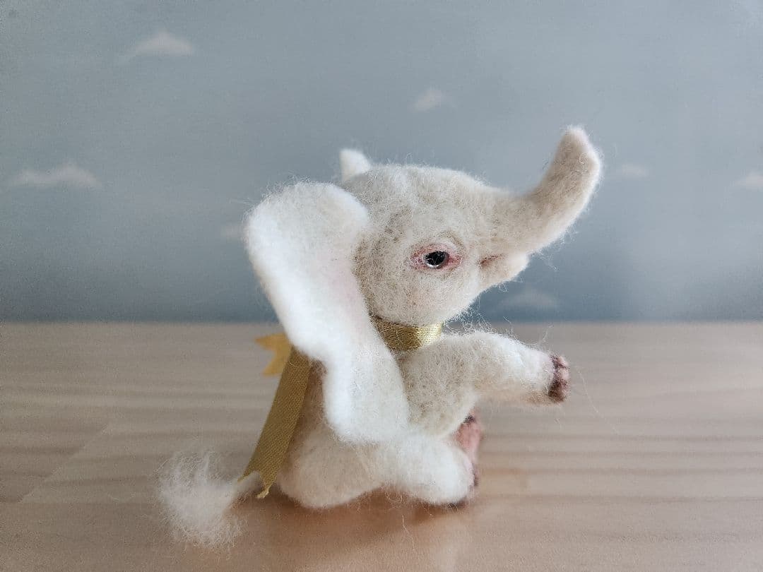 ハンドメイド 羊毛フェルト 白い象
