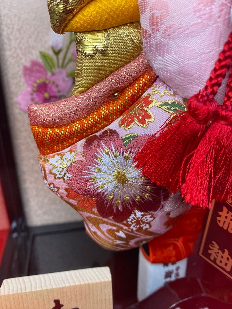 羽子板　アクリルケース黒塗り刺繍８号・サイズ間口約２４×奥行約１８×高さ約３９㎝