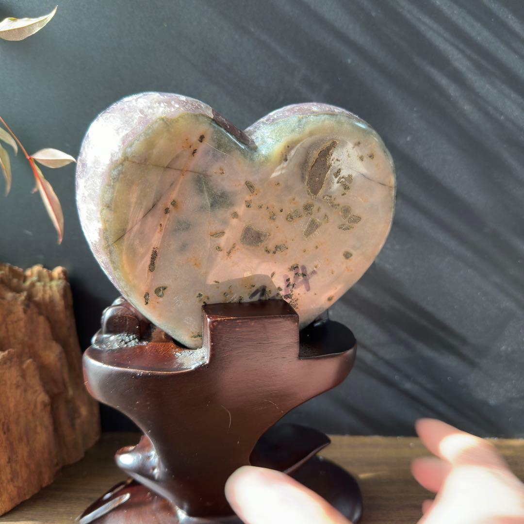 ウルグアイ産❣️天然石 アメジストのハート　置物　台座付きG.282