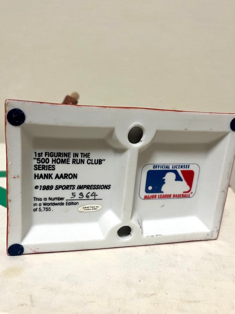ハンクアーロンのホームラン755号記念フィギュア(陶器)