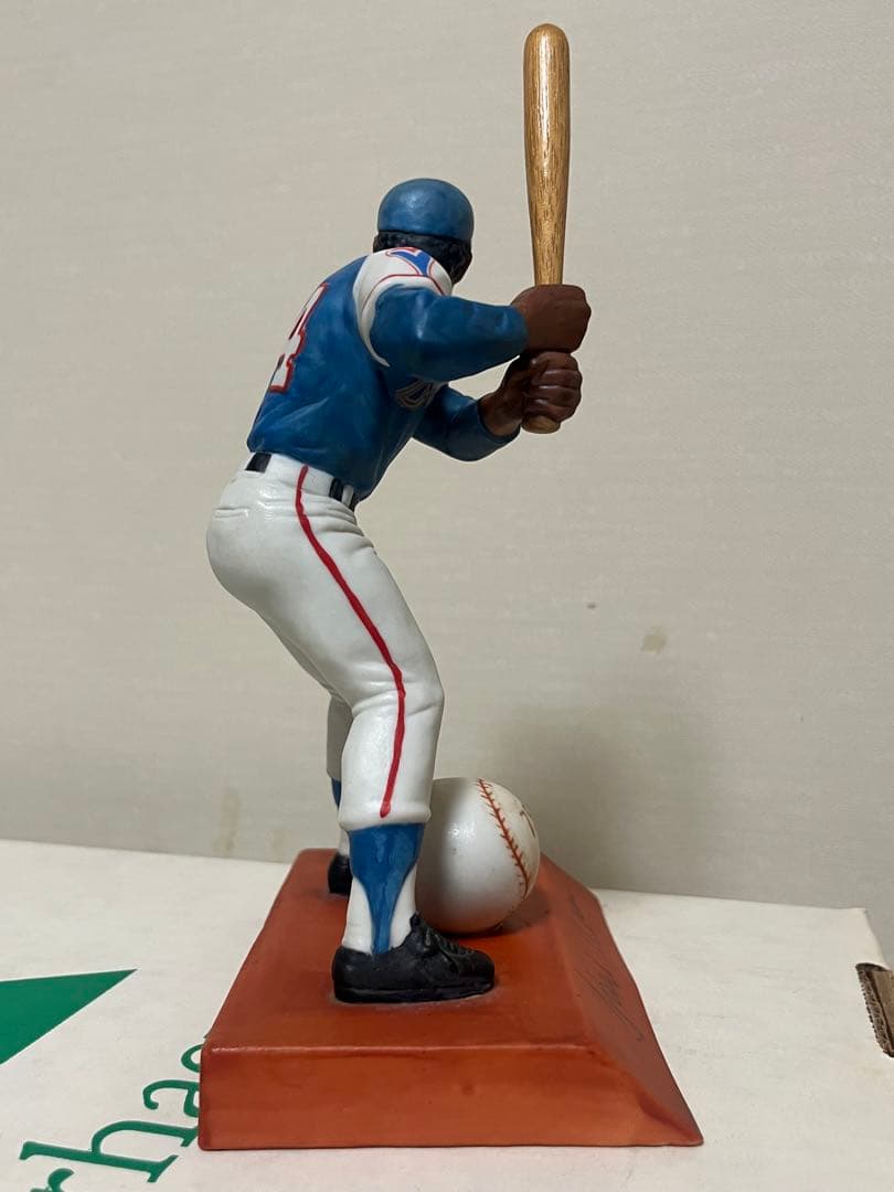 ハンクアーロンのホームラン755号記念フィギュア(陶器)