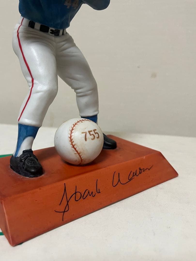ハンクアーロンのホームラン755号記念フィギュア(陶器)