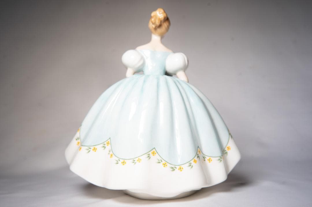 ロイヤルドルトン フィギュリン 陶器人形 ファーストダンス アリソン