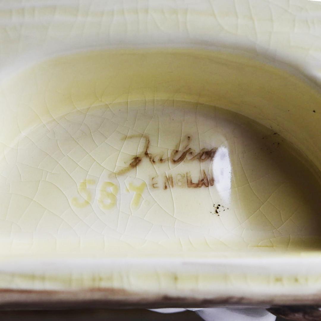 イギリスヴィンテージ　\"Falcon\"　ラビット陶器のオブジェ[sa699]