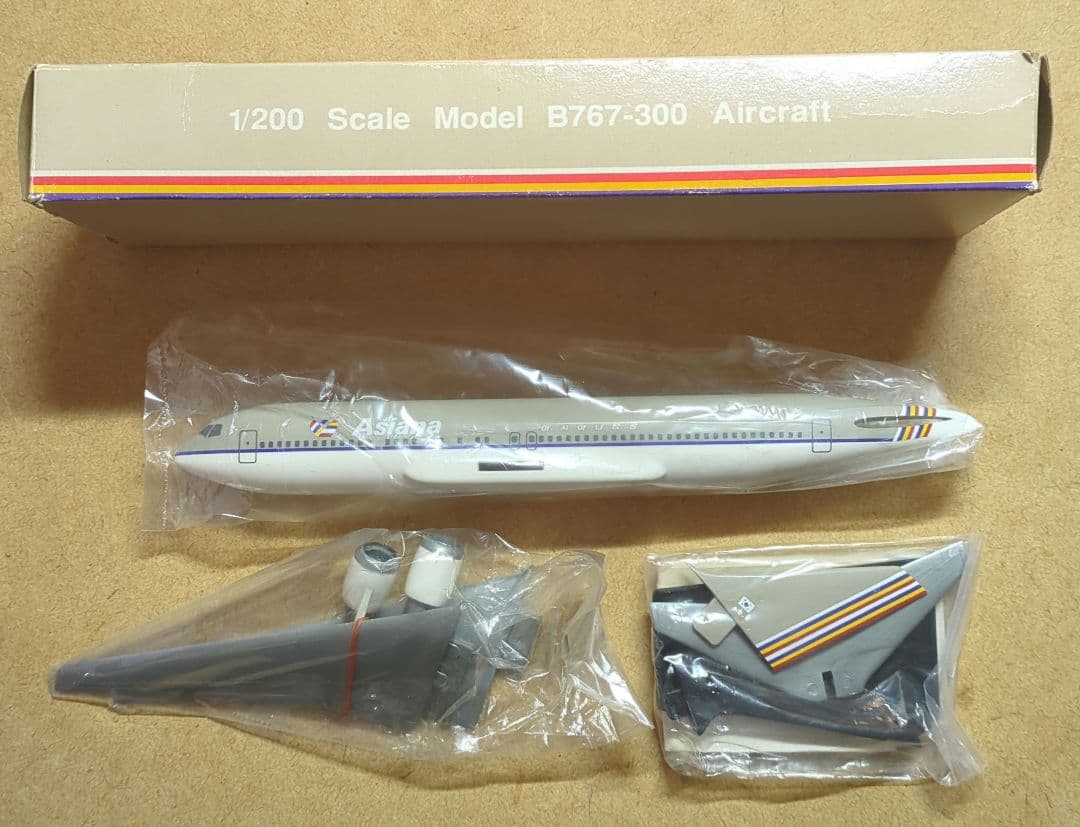 アシアナ航空 B767-300 Aircraft 1/200と腕時計