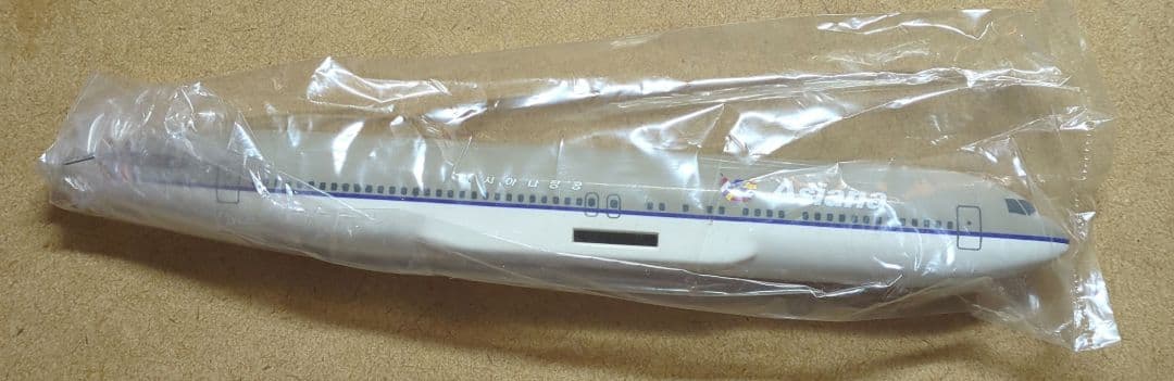 アシアナ航空 B767-300 Aircraft 1/200と腕時計