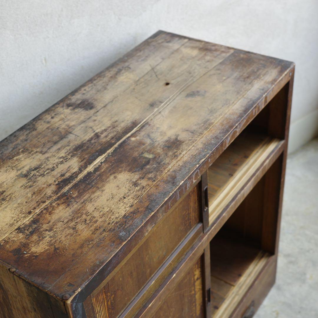 草むしり！　日本の古い引き戸の棚