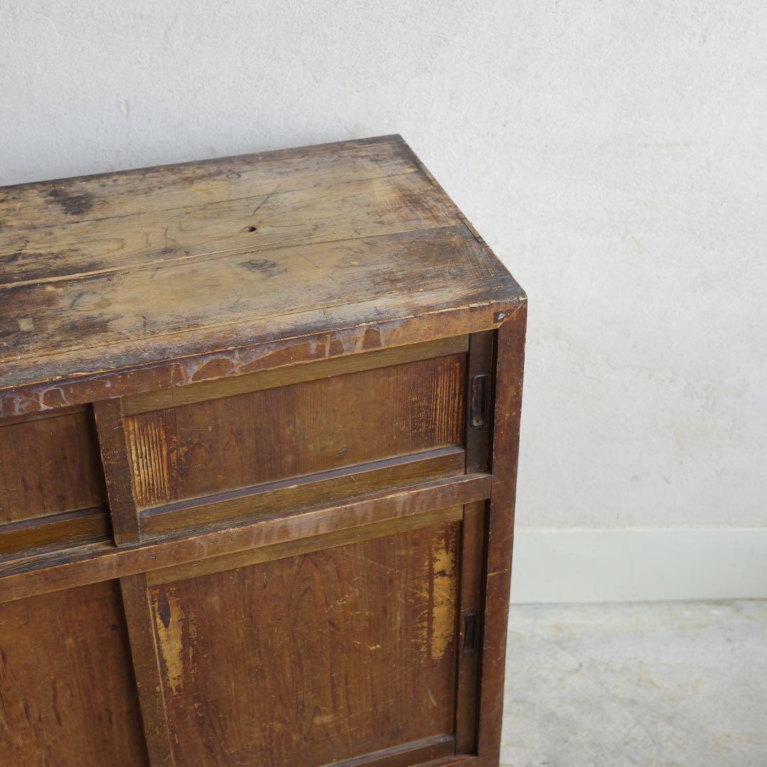 草むしり！　日本の古い引き戸の棚